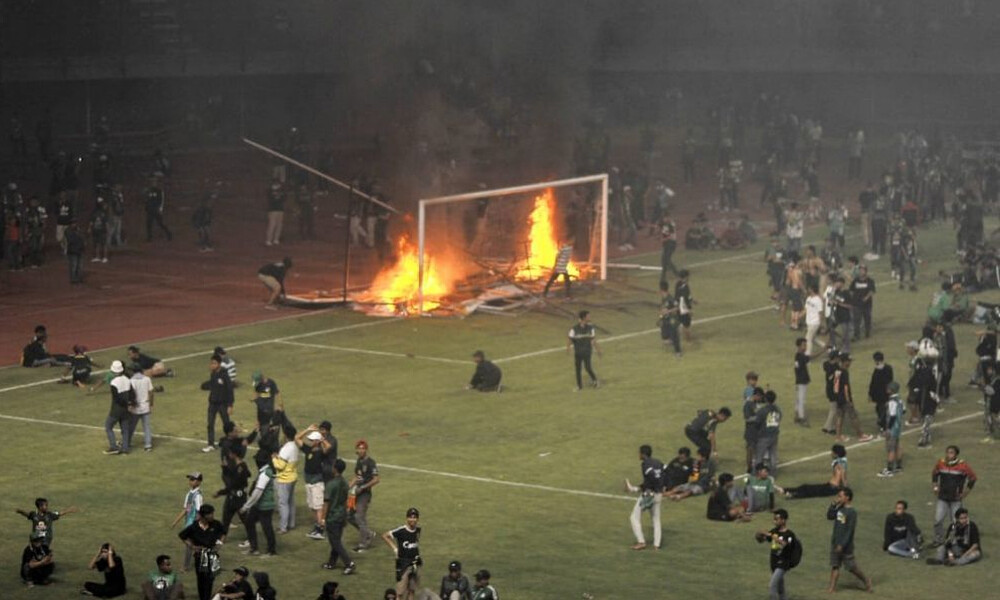 Οπαδοί έκαψαν το γήπεδο μετά από ήττα της ομάδας τους (photos+video)
