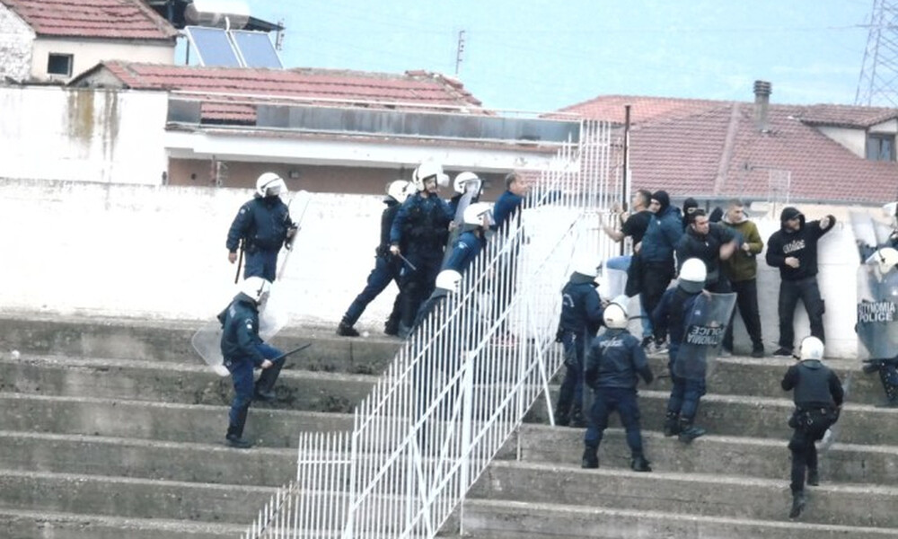 Χαμός στο Τρίκαλα-Αιγάλεω: Επίθεση οπαδού σε παίκτη, άγριες συμπλοκές με ΜΑΤ! (photos+videos)
