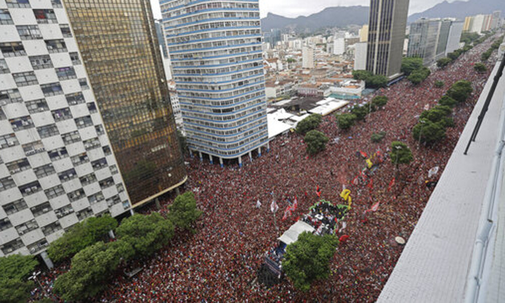 «Βούλιαξε» το Ρίο: Δυο εκατομμύρια φίλαθλοι στην υποδοχή της Φλαμένγκο (video+photos)