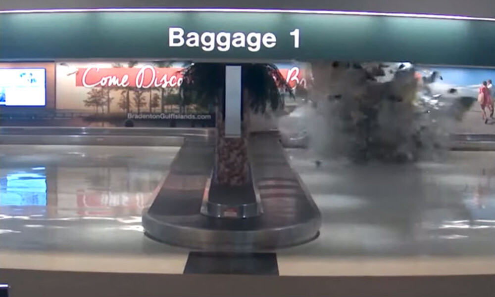 Πανικός σε αεροδρόμιο! Έκρηξη στην αίθουσα αποσκευών - Δεν φαντάζεστε τι έγινε! (video)