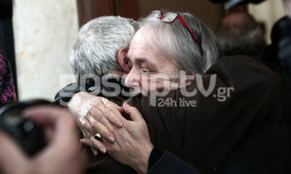 Κηδεία Μικρούτσικου: Ράκος ο Ανδρέας Μικρούτσικος στο τελευταίο αντίο στον αδελφό του (photos)