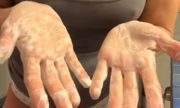 Το πιο σέξι πλύσιμο χεριών ενάντια στον κορονοϊό (video+photos)