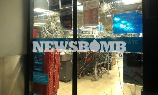 Άγρια επεισόδια στην Κυψέλη: Αντιεξουσιαστές σπάνε βιτρίνες καταστημάτων (pics)