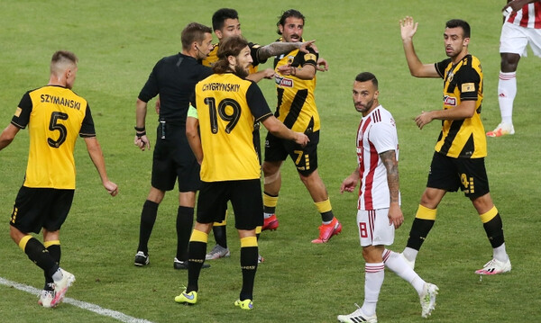 ΑΕΚ-Ολυμπιακός 1-2: Η φάση με το χέρι του Ομάρ και η «σιωπή» του VAR (photos)