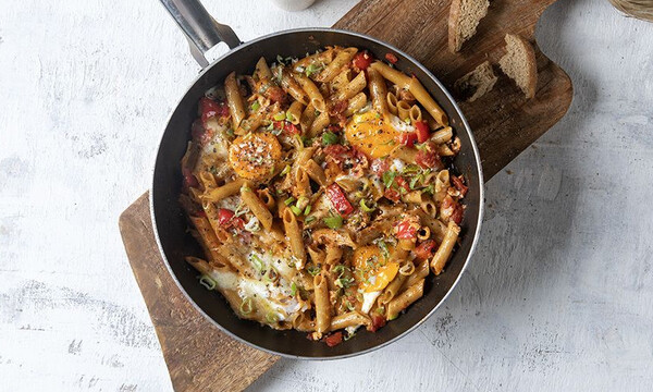 Άκης Πετρετζίκης: Healthy shakshuka με πένες (high protein)