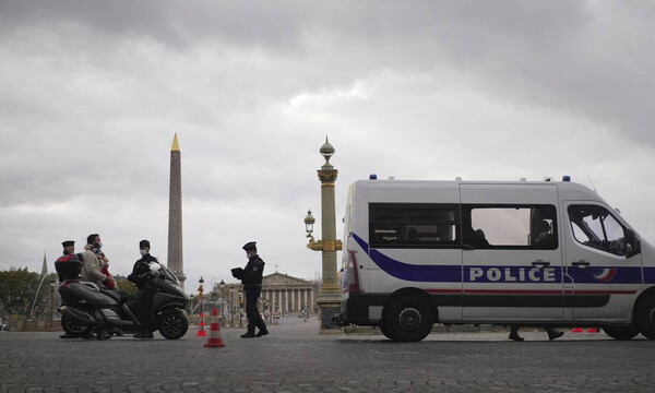 Συναγερμός στο Παρίσι: Άνδρας επιτέθηκε με μαχαίρι σε αστυνομικούς