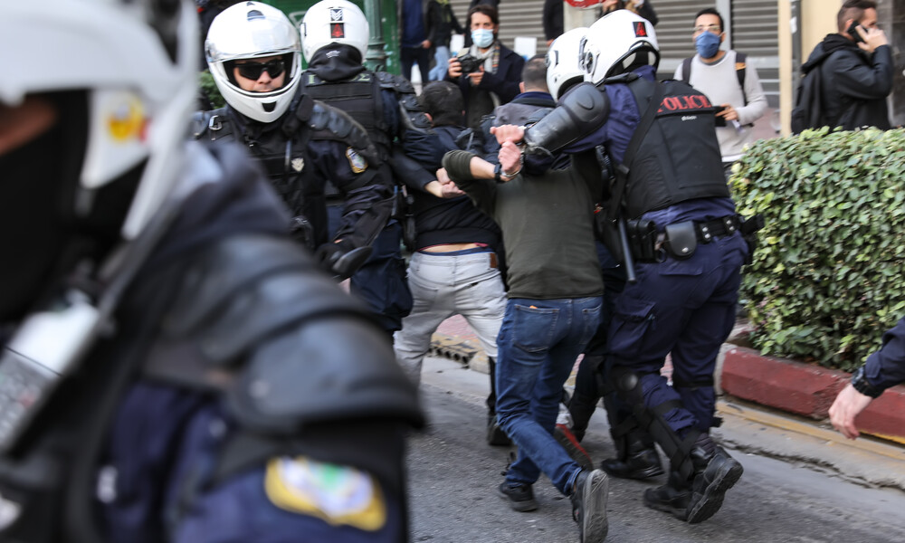 Πολυτεχνείο: Επεισόδια στο κέντρο της Αθήνας - Επιχείρηση διάλυσης της συγκέντρωσης (pics)
