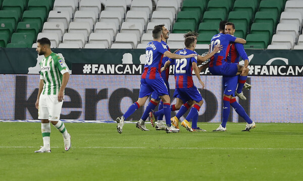 La Liga: Η Εϊμπάρ εκτέλεσε την Μπέτις στη Σεβίλλη! (video+photos)