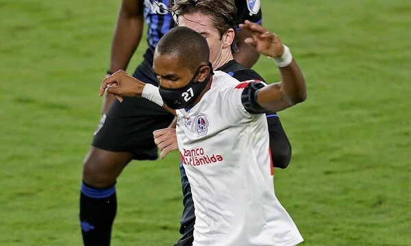Ποδοσφαιριστής σέβεται απόλυτα τα μέτρα για κορονοϊό - Αγωνίζεται με μάσκα εδώ και μήνες (photos)