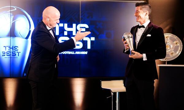 FIFA Awards: Βυθισμένος στις σκέψεις του - Η αντίδραση Κριστιάνο Ρονάλντο με «Λέβα»! (photos)