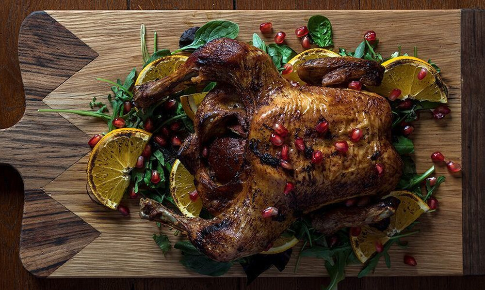 Άκης Πετρετζίκης: Ψητό κοτόπουλο με χριστουγεννιάτικα μπαχαρικά
