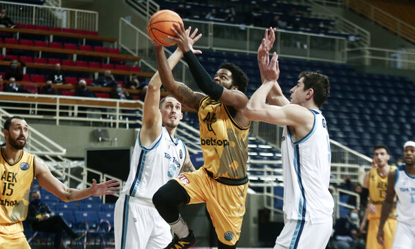 ΑΕΚ – Τουρκ Τέλεκομ 74-65: Δεν... μάσησε από απουσίες, την «εξουδετέρωσε» με άμυνα (videos)