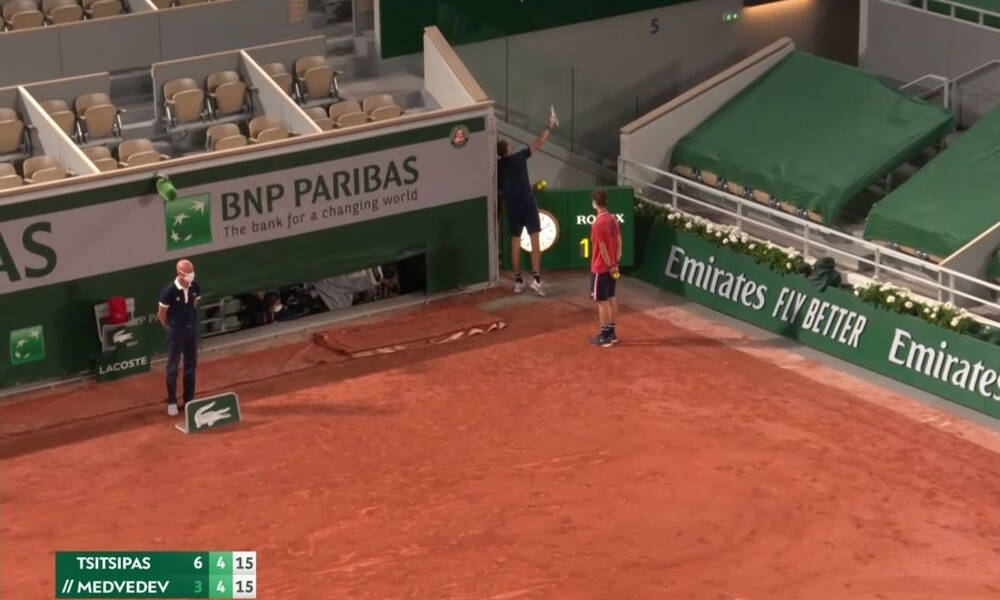 Τσιτσιπάς - Roland Garros: Έξαλλος ο Μεντβέντεφ, έβαλε τις φωνές στους Γάλλους (video)