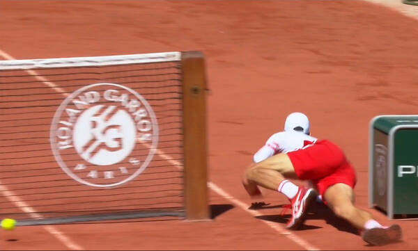 Τσιτσιπάς - Roland Garros: Απίθανο πόντο ο Στέφανος, έριξε στο χώμα τον Τζόκοβιτς (video)