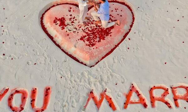 Γνωστός άσος έκανε ρομαντική πρόταση γάμου στις Μαλδίβες μετά από δέκα χρόνια σχέσης (vid&pics)