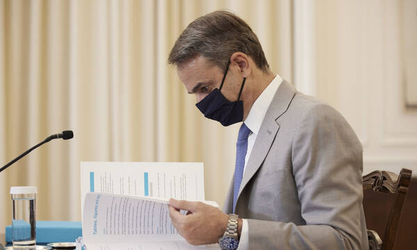 Κυβέρνηση: Η επιχείρηση «Πειθώ» και η λίστα με τις ομάδες του υποχρεωτικού εμβολιασμού