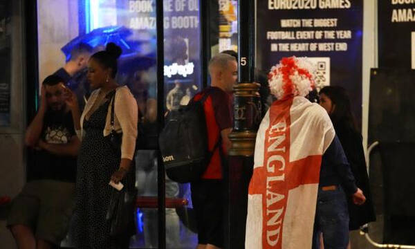  Euro 2020: Ξύλο Άγγλων οπαδών έξω από το Γουέμπλεϊ (video)