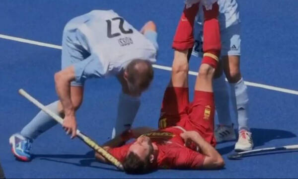 Απίστευτο σκηνικό στους Ολυμπιακούς Αγώνες: Παίκτης χτύπησε αντίπαλο του στο κεφάλι με μπαστούνι