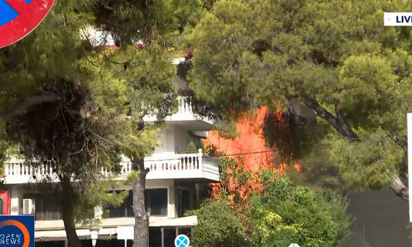Ανεξέλεγκτη η φωτιά - Καίγονται σπίτια και πολυκατοικία στην πλατεία Βαρυμπόμπης (video)