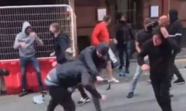 Premier League: Τρελό ξύλο οπαδών μέσα στην πόλη πριν το Γιουνάιτεντ-Λιντς (photos+video)