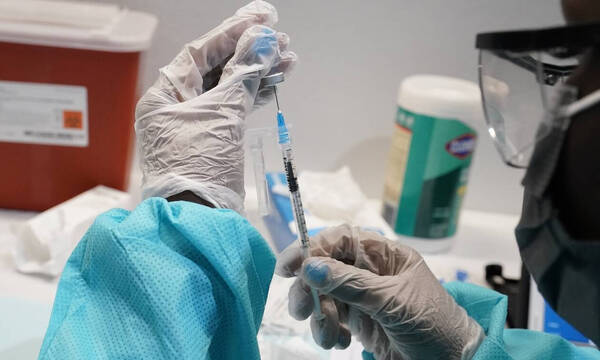 Κορονοϊός: Οι ΗΠΑ χορηγούν οριστική άδεια στο εμβόλιο της Pfizer τη Δευτέρα