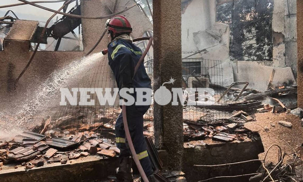 Σκληρή μάχη με τις φλόγες στα Βίλια: Καταστροφές σε σπίτια, υποψίες για εμπρησμούς