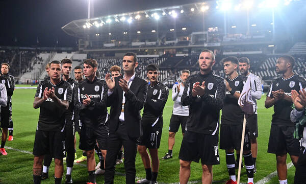 ΠΑΟΚ-Σλόβαν Μπρατισλάβας: Στέφανι στη θύρα 4 από τους παίκτες για τα έξι «αετόπουλα» (photos)