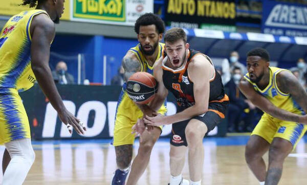 Basket League: «Σκαρφάλωσαν» στην κορυφή με ατομικά ρεκόρ Ρογκαβόπουλος και Γκίκας