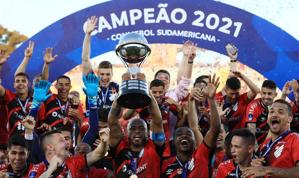 Copa Sudamericana-Η Ατλέτικο Παραναένσε το τρόπαιο με ...ακροβατικό γκολ
