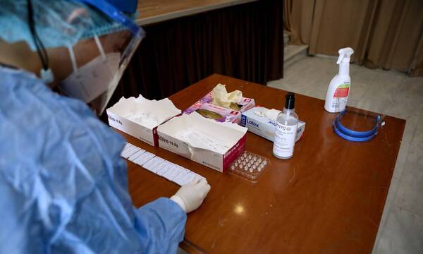 Νέα οδηγία: Μην κάνετε μοριακό μετά από θετικό rapid test αν είστε εμβολιασμένοι