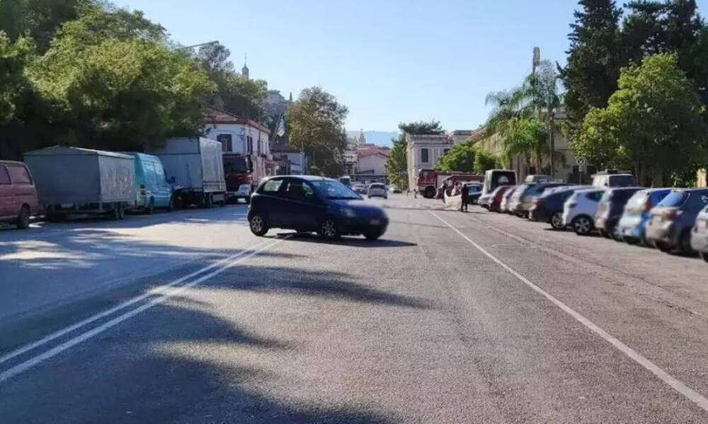 Πάρκαρε το αμάξι στη μέση του δρόμου και εξαφανίστηκε (photos)