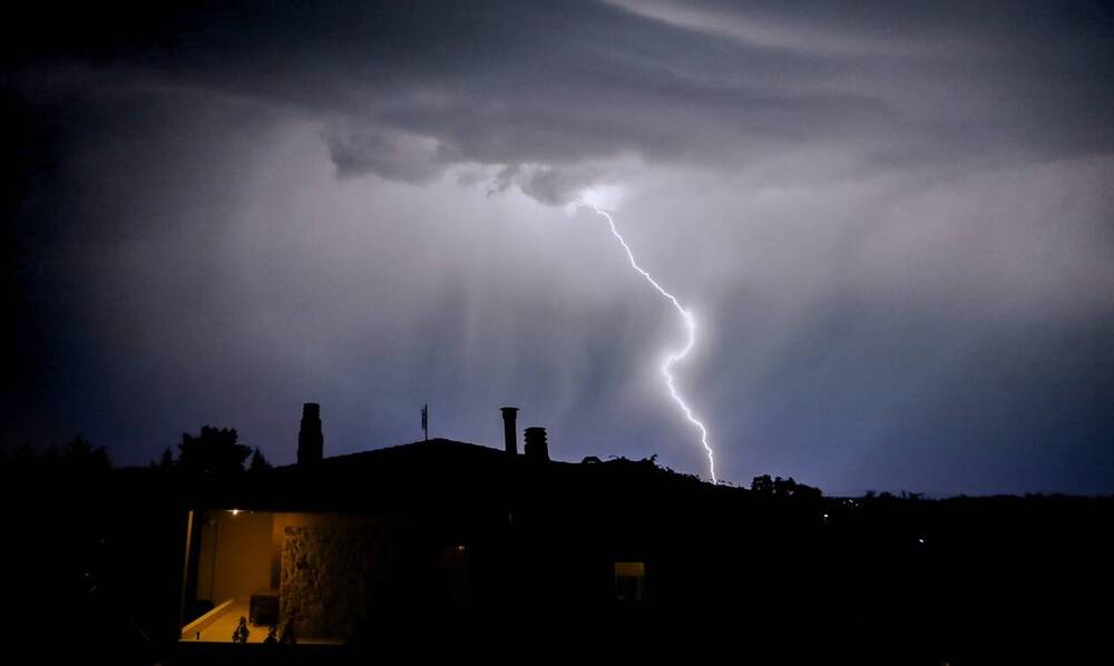 Καιρός τώρα: «Άνοιξαν οι ουρανοί» στην Αθήνα - Ισχυρή καταιγίδα με αστραπές και βροντές