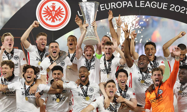 Τελικός Europa League: Η απονομή του τροπαίου στην Άιντραχτ Φρανκφούρτης (video)