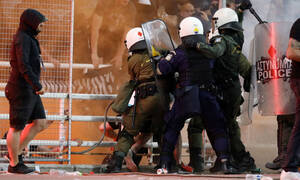 Τελικός Κυπέλλου Ελλάδας: Επεισόδια οπαδών του ΠΑΟΚ με ΜΑΤ - Σκληρές εικόνες στο ΟΑΚΑ 