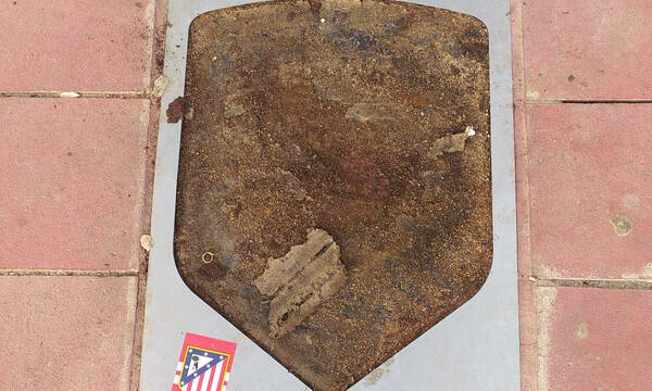 Οπαδοί της Ατλέτικο Μαδρίτης αφαίρεσαν την τιμητική πλακέτα με το όνομα του Κουρτουά!