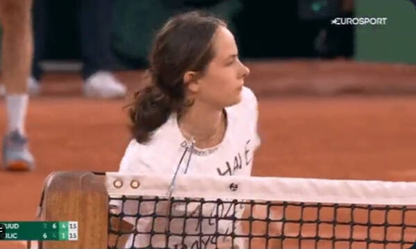 Απίστευτα πράγματα στο Roland Garros - Γυναίκα δέθηκε στο φιλε και προσωρινή διακοπή στον ημιτελικό