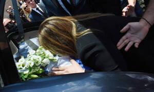 Κηδεία Γιάννη Κοντούλη: Κατέρρευσε η Δέσποινα Μοιραράκη - Ο σπαρακτικός επικήδειος