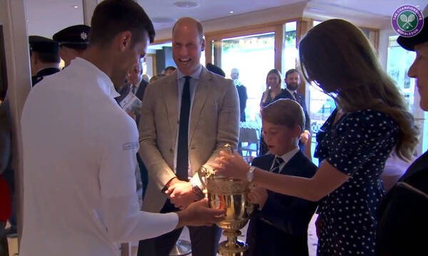 Στο Wimbledon ο Πρίγκιπας Τζoρτζ - Του έδωσε το τρόπαιο ο Τζόκοβιτς: «Μη σου πέσει»! (video)