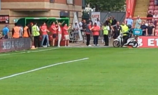 Αγγλία: Σκηνικό-έπος σε γήπεδο της League 2 - Ντελιβεράς έφερε πίτσα στον αγωνιστικό χώρο (video)