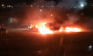Απίστευτες εικόνες σε ομάδα - Οπαδοί έκαψαν τα αυτοκίνητα των ποδοσφαιριστών (video)