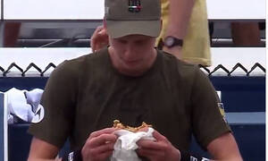 Τένις: Έγινε viral τρώγοντας χάμπουργκερ την ώρα του αγώνα ο Μπρούκσμπι (vid)