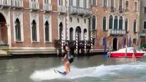Οργή στη Βενετία: Τουρίστες έκαναν σκι σε κανάλι - Τους επικήρυξε με ένα... δείπνο ο δήμαρχος