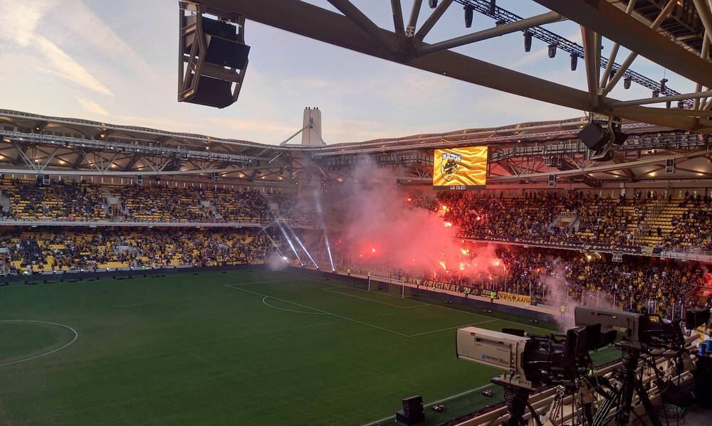 AEK: Παίρνει «φωτιά» η ΟPAP Arena - Συνθήματα και καπνογόνα στις εξέδρες (photos+videos)