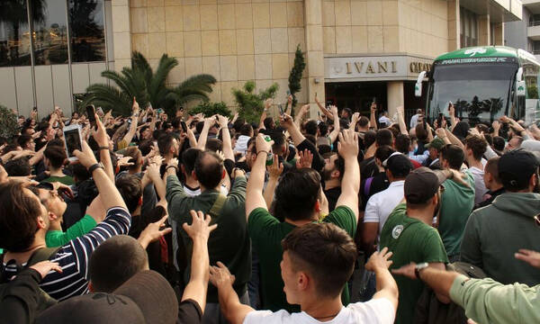 Ολυμπιακός - Παναθηναϊκός: «Παράνοια» στο ξενοδοχείο από χιλιάδες «πράσινους» οπαδούς (vids+pics)