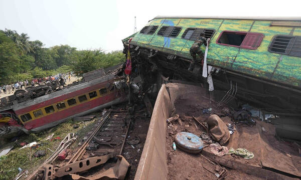 Εικόνες αποκάλυψης στην Ινδία: Πώς έγινε το τραγικό σιδηροδρομικό δυστύχημα - Σχεδόν 300 νεκροί