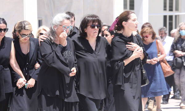 Κηδεία Νόνικας Γαληνέα: Συντετριμμένες οι κόρες της